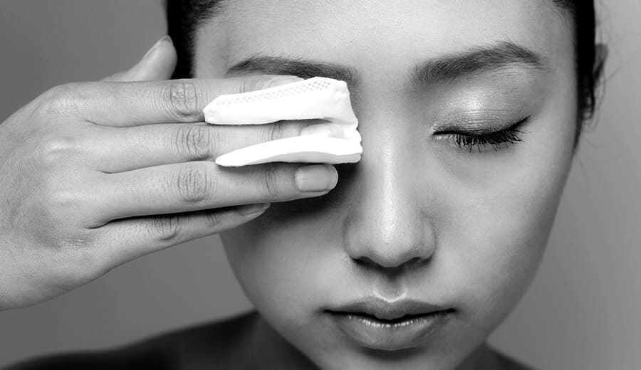 Eyelids-Cleaning-1_compressed
