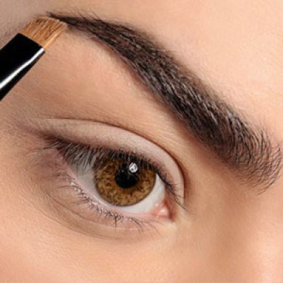 چه مدت بعد از کاشت ابرو می‌توان رنگ کرد؟