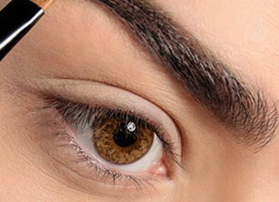 چه مدت بعد از کاشت ابرو می‌توان رنگ کرد؟